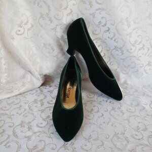 Rich Forrest Green Velvet Kitten heels Sz 8 COLORIFFICS pumps. Like new